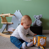 There’s so much to discover & learn with the activity cube! From different labels, a mirror, loose legs of the monkey, a rattle and even the manes of the lion can be grabbed! 🥰