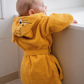 This bathrobe has a cute face and the ears of Lenny the Leopard. ⁣It's made of soft terry cloth and feels nice on the delicate baby skin 🐆⁣
⁣⁣
⁣⁣
⁣⁣
⁣⁣
#trycobaby #blushblossom #bathrobe #bathtowels #hoodedtowels #bathtime #babybathrobe #bathtimebaby #babycareproducts #babycare