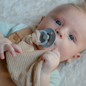 The Corduroy Sand Pacifier Cloth is easy to attach to a pacifier and makes sure that your little one's pacifier is close by!⁣ 😍