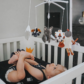 Come along to the fantasy world of knight Kai, bat Bruce and dragon Diego with this music mobile. When you turn on the music mobile, your little one can drift off to sleep with the soothing lullaby's 💤⁣
⁣
⁣
⁣
#trycobaby #musicalmobile #babyessentials #nurserymobile #cribmobile #babyshowergift